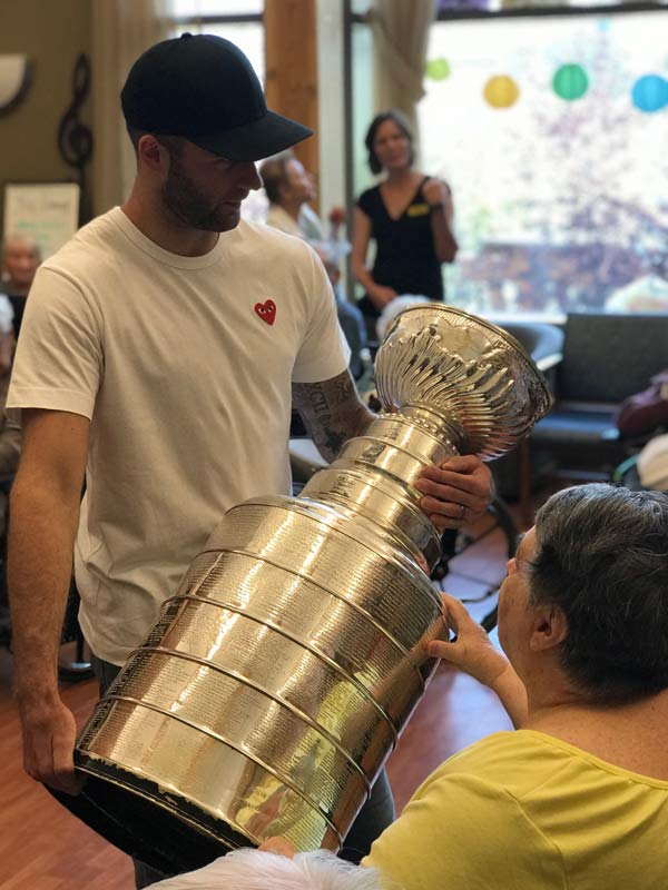 Brett Connolly shows Stanley Cup to resident.