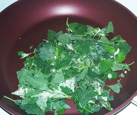 Wild spinach in a bowl.
