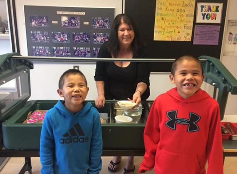 Evelyn Meehan with two students and the school's salad bar.