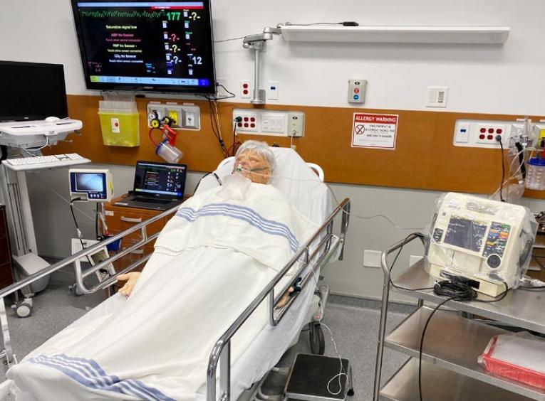 A clinical simulator is hooked up to a ventilator.