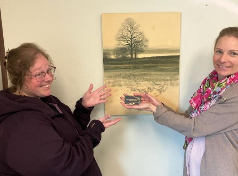 Registered Dietitian, Christine Geier presenting the inaugural 3% club card to member, Kathy
