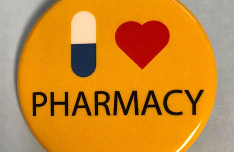 A pin that says I heart pharmacy.