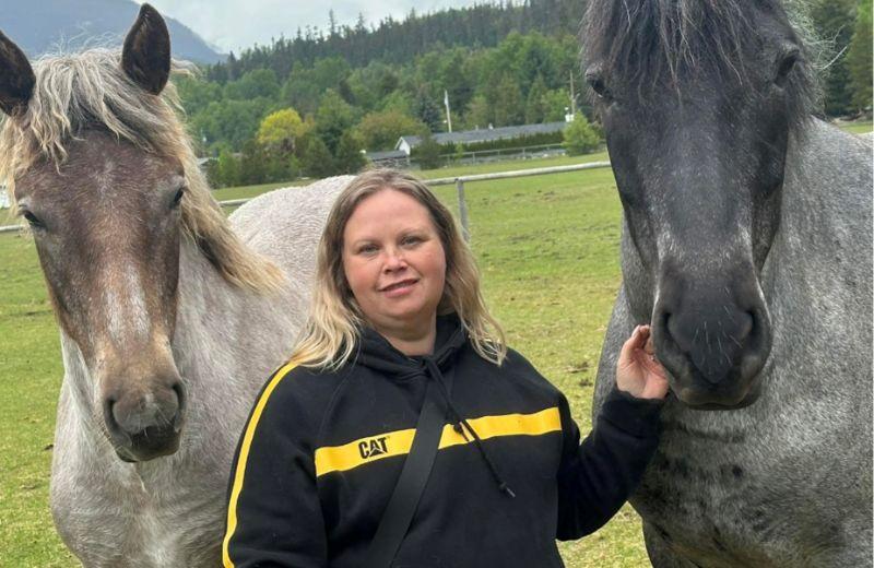 Nicole standing with 2 horses