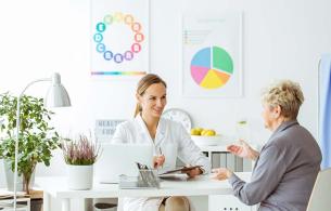 Dietitian discussing  dietary options with a patient 